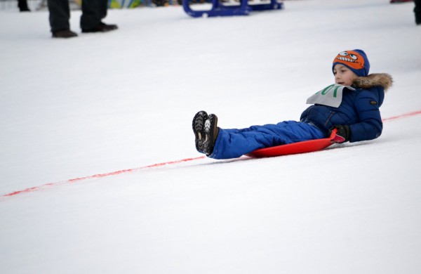 Antroji sniego diena Jonavoje palydėta čiuožynių, rogučių ir šeimų estafečių varžybomis