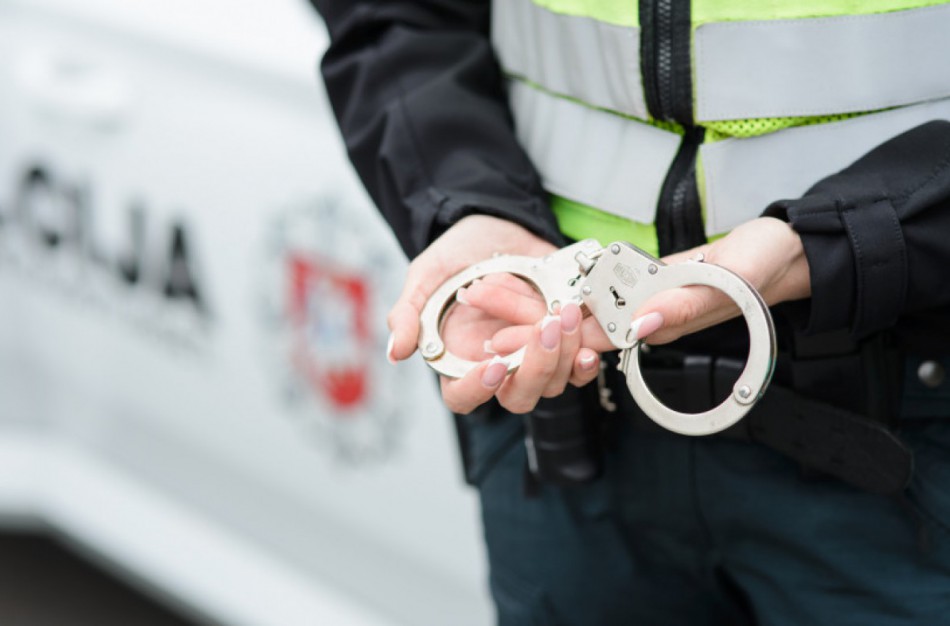 Kitiems grasinęs ir pareigūnę automobiliu kliudęs vyras nustatytas: gresia rimti nemalonumai