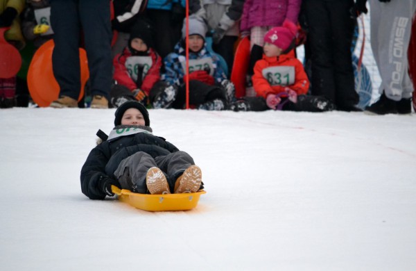 Antroji sniego diena Jonavoje palydėta čiuožynių, rogučių ir šeimų estafečių varžybomis