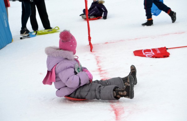 Antroji sniego diena Jonavoje palydėta čiuožynių, rogučių ir šeimų estafečių varžybomis