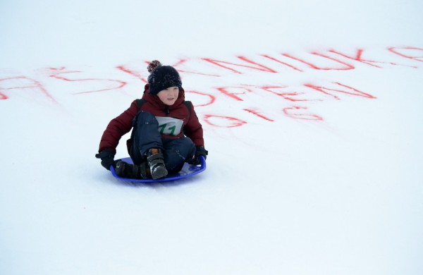 Antroji sniego diena Jonavoje palydėta čiuožynių, rogučių ir šeimų estafečių varžybomis