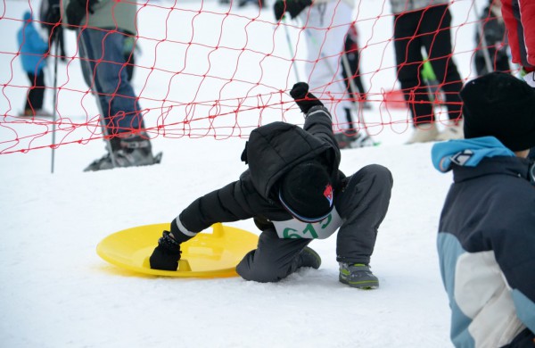 Antroji sniego diena Jonavoje palydėta čiuožynių, rogučių ir šeimų estafečių varžybomis