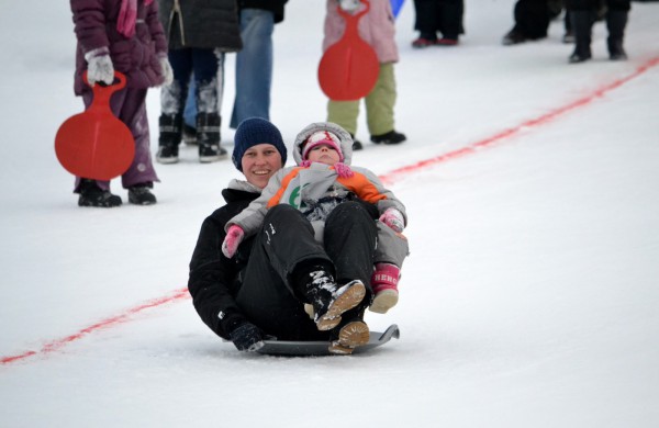 Antroji sniego diena Jonavoje palydėta čiuožynių, rogučių ir šeimų estafečių varžybomis