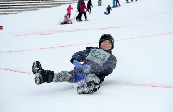 Antroji sniego diena Jonavoje palydėta čiuožynių, rogučių ir šeimų estafečių varžybomis