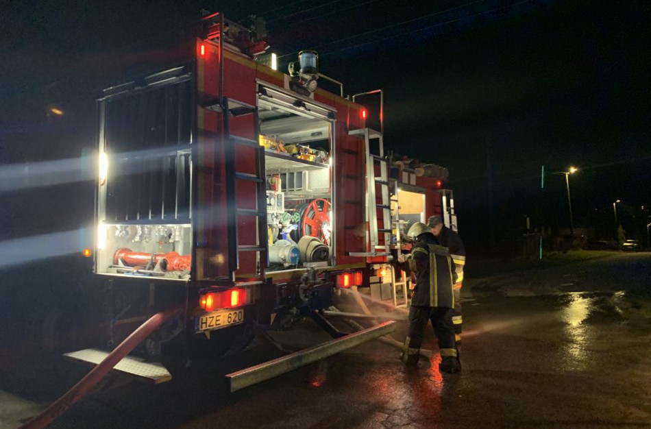 Pasklidus karšto oro garams, kilo įtarimas dėl gaisro