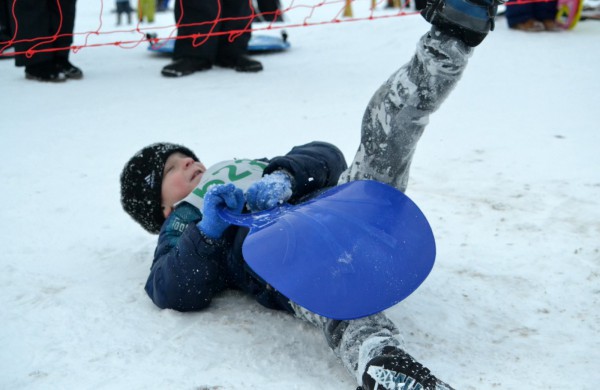 Antroji sniego diena Jonavoje palydėta čiuožynių, rogučių ir šeimų estafečių varžybomis