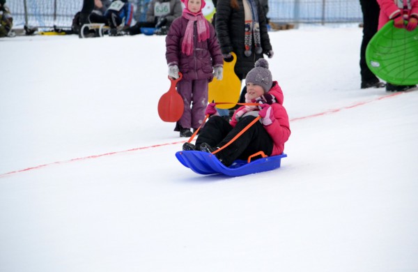 Antroji sniego diena Jonavoje palydėta čiuožynių, rogučių ir šeimų estafečių varžybomis