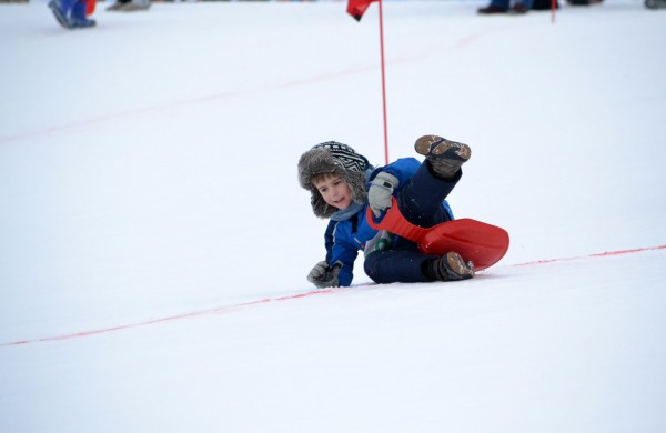 Antroji sniego diena Jonavoje palydėta čiuožynių, rogučių ir šeimų estafečių varžybomis