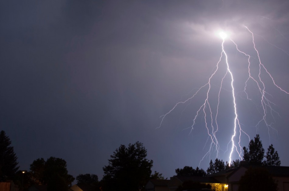 Primena, ko negalima daryti, kai dangų skrodžia žaibai