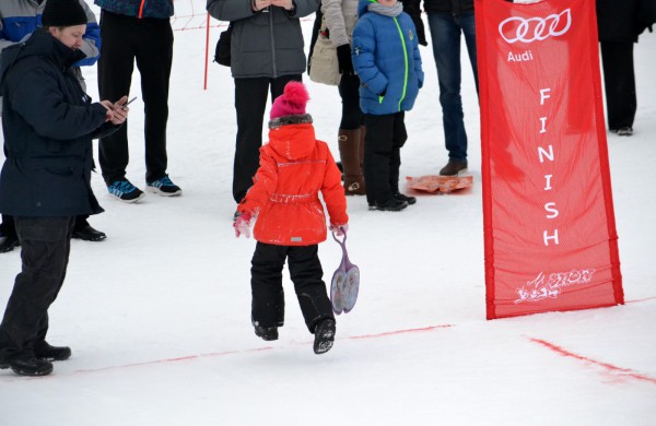 Antroji sniego diena Jonavoje palydėta čiuožynių, rogučių ir šeimų estafečių varžybomis