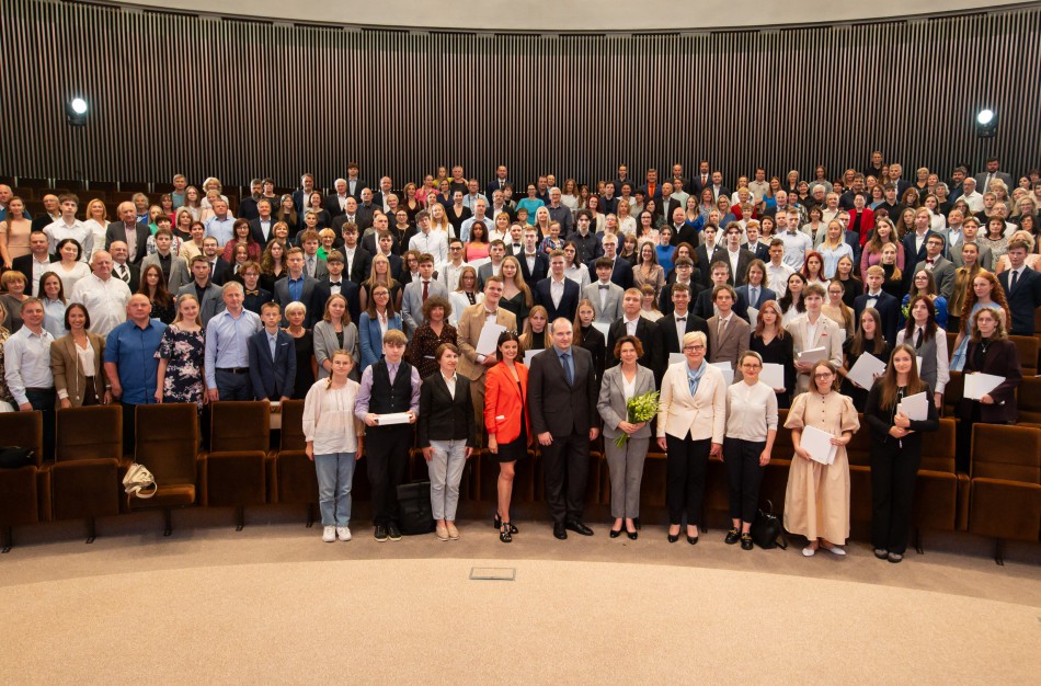 Premjerė pasveikino aukščiausiais įvertinimais egzaminus išlaikiusius abiturientus: nebijokite rinktis, suklysti ir pripažinti klydę, nebijokite tiesiog drįsti