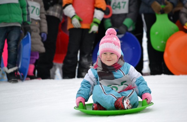 Antroji sniego diena Jonavoje palydėta čiuožynių, rogučių ir šeimų estafečių varžybomis