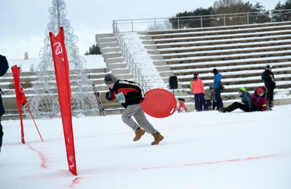 Antroji sniego diena Jonavoje palydėta čiuožynių, rogučių ir šeimų estafečių varžybomis