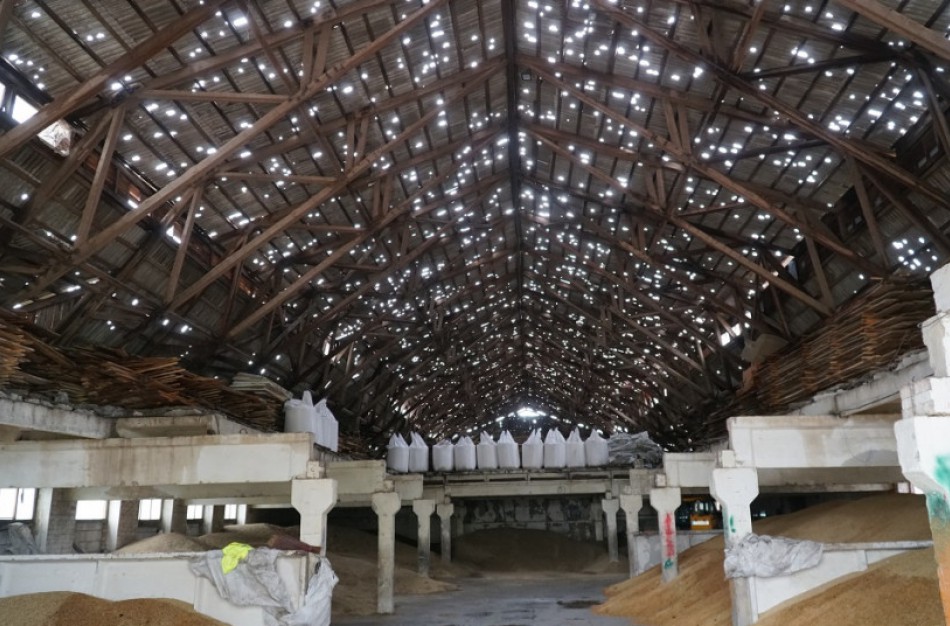 Ministro K. Navicko prašymas padėti grūdininkams, nebeturintiems kur laikyti derliaus, išgirstas – pirmoji pagalbos ranką tiesia bendrovė „Jonavos grūdai“