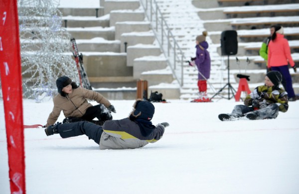 Antroji sniego diena Jonavoje palydėta čiuožynių, rogučių ir šeimų estafečių varžybomis