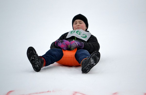 Antroji sniego diena Jonavoje palydėta čiuožynių, rogučių ir šeimų estafečių varžybomis
