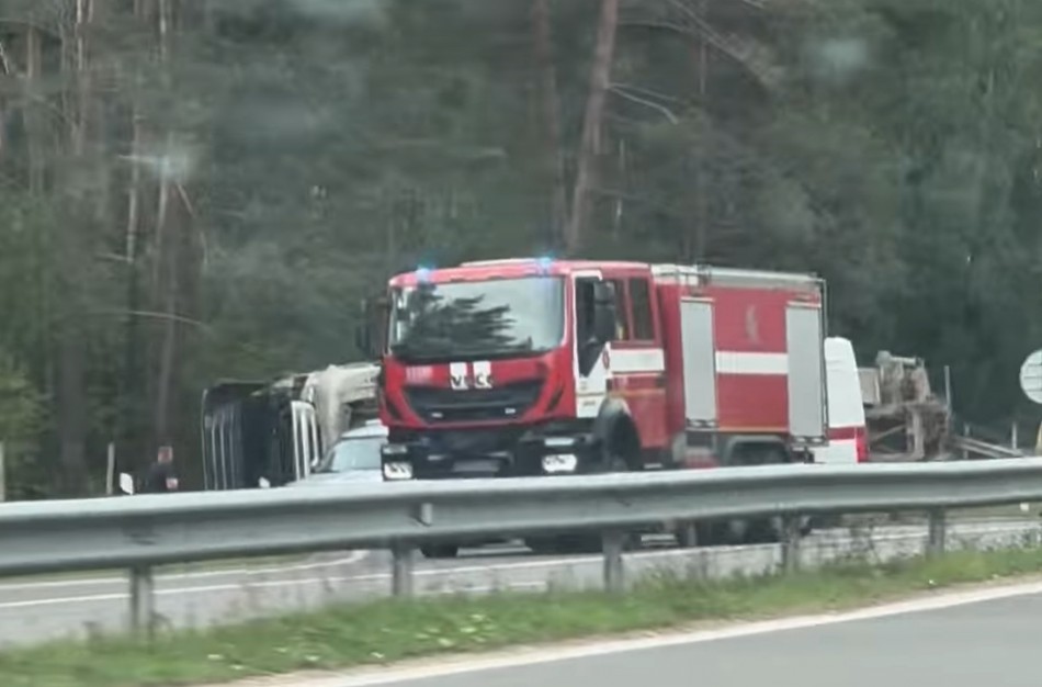 Kaunas - Jonava kelyje apvirto miškavežis