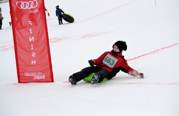 Antroji sniego diena Jonavoje palydėta čiuožynių, rogučių ir šeimų estafečių varžybomis