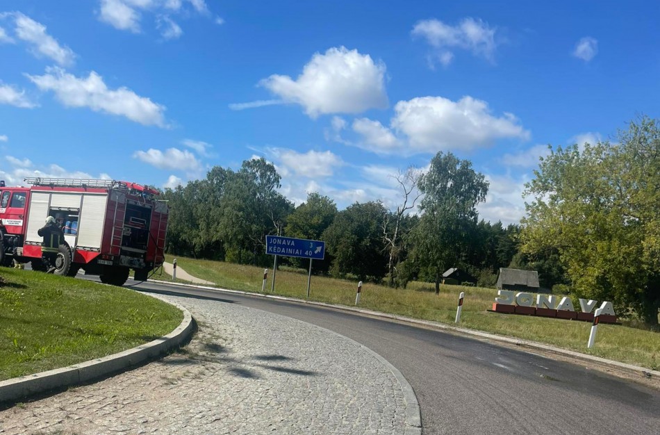 Išsiliejus kurui, žiedinėje sankryžoje vairuotojų laukė nemaloni staigmena