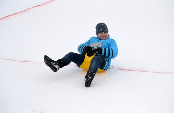 Antroji sniego diena Jonavoje palydėta čiuožynių, rogučių ir šeimų estafečių varžybomis