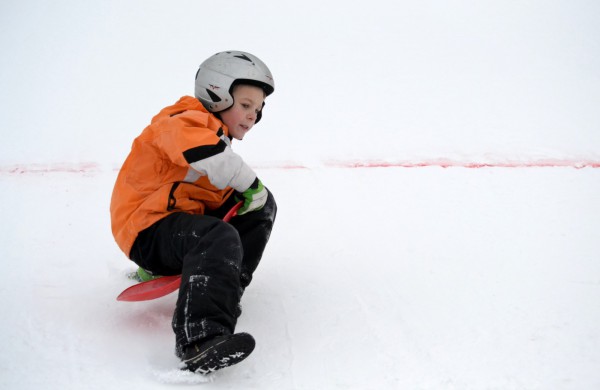 Antroji sniego diena Jonavoje palydėta čiuožynių, rogučių ir šeimų estafečių varžybomis