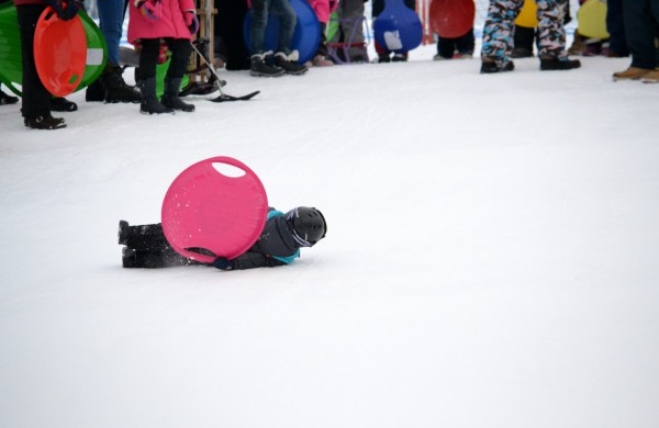 Antroji sniego diena Jonavoje palydėta čiuožynių, rogučių ir šeimų estafečių varžybomis