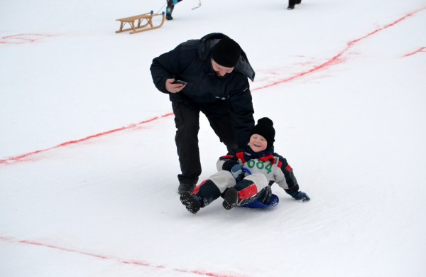 Antroji sniego diena Jonavoje palydėta čiuožynių, rogučių ir šeimų estafečių varžybomis