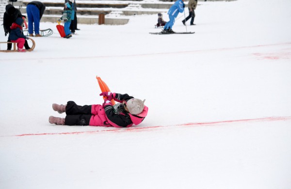 Antroji sniego diena Jonavoje palydėta čiuožynių, rogučių ir šeimų estafečių varžybomis