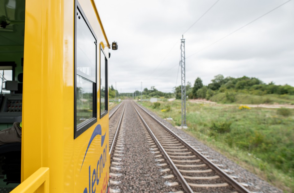Elektrifikuotą geležinkelio ruožą maitins šešios traukos pastotės: Lentvaryje, Žeimiuose, Linkaičiuose, Tarvainiuose, Kretingoje ir Žasliuose