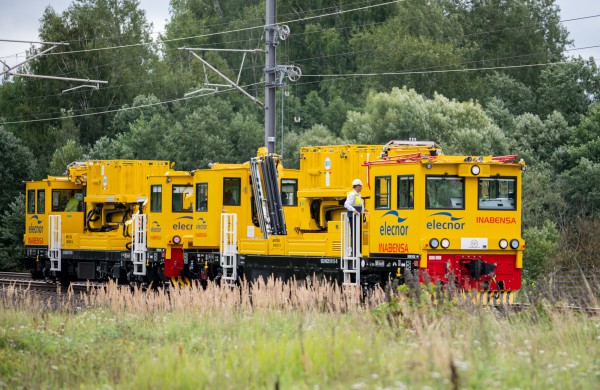 Elektrifikuotą geležinkelio ruožą maitins šešios traukos pastotės: Lentvaryje, Žeimiuose, Linkaičiuose, Tarvainiuose, Kretingoje ir Žasliuose