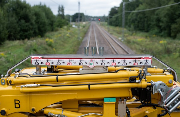 Elektrifikuotą geležinkelio ruožą maitins šešios traukos pastotės: Lentvaryje, Žeimiuose, Linkaičiuose, Tarvainiuose, Kretingoje ir Žasliuose