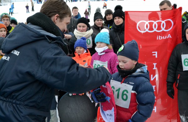 Antroji sniego diena Jonavoje palydėta čiuožynių, rogučių ir šeimų estafečių varžybomis