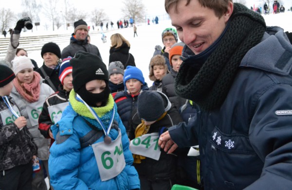Antroji sniego diena Jonavoje palydėta čiuožynių, rogučių ir šeimų estafečių varžybomis