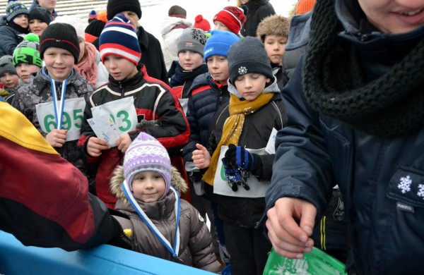 Antroji sniego diena Jonavoje palydėta čiuožynių, rogučių ir šeimų estafečių varžybomis