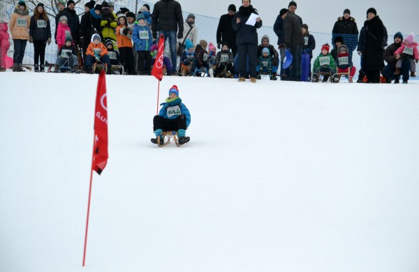 Antroji sniego diena Jonavoje palydėta čiuožynių, rogučių ir šeimų estafečių varžybomis
