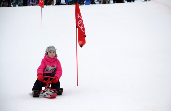 Antroji sniego diena Jonavoje palydėta čiuožynių, rogučių ir šeimų estafečių varžybomis