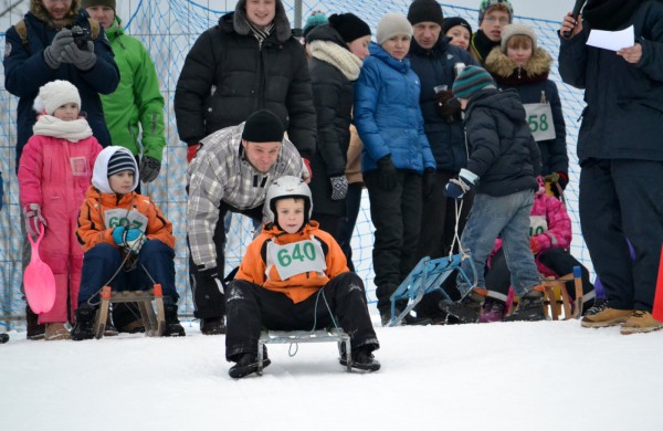 Antroji sniego diena Jonavoje palydėta čiuožynių, rogučių ir šeimų estafečių varžybomis