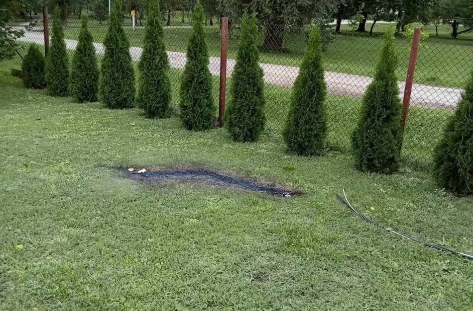 Nukritęs elektros laidas išdegino žolę bukoniškių namo kieme