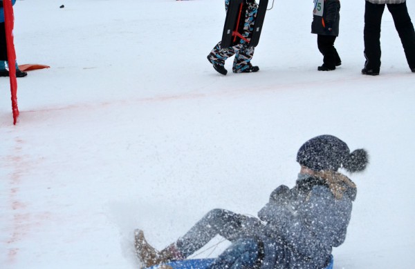 Antroji sniego diena Jonavoje palydėta čiuožynių, rogučių ir šeimų estafečių varžybomis