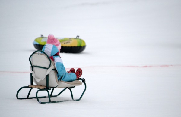 Antroji sniego diena Jonavoje palydėta čiuožynių, rogučių ir šeimų estafečių varžybomis