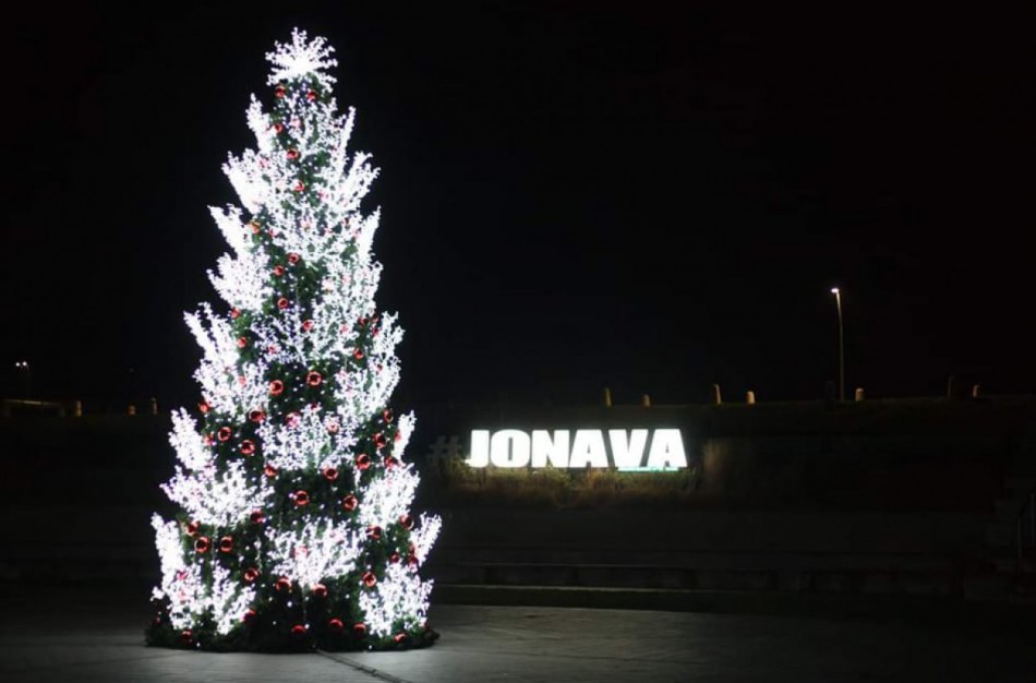 UAB „Jonavos paslaugos" kviečia padovanoti Jonavai Kalėdų eglutę