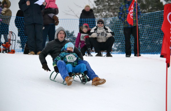 Antroji sniego diena Jonavoje palydėta čiuožynių, rogučių ir šeimų estafečių varžybomis