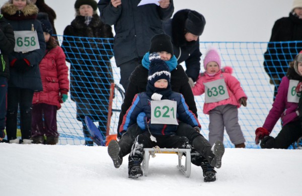 Antroji sniego diena Jonavoje palydėta čiuožynių, rogučių ir šeimų estafečių varžybomis