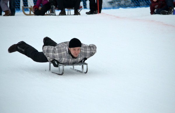 Antroji sniego diena Jonavoje palydėta čiuožynių, rogučių ir šeimų estafečių varžybomis