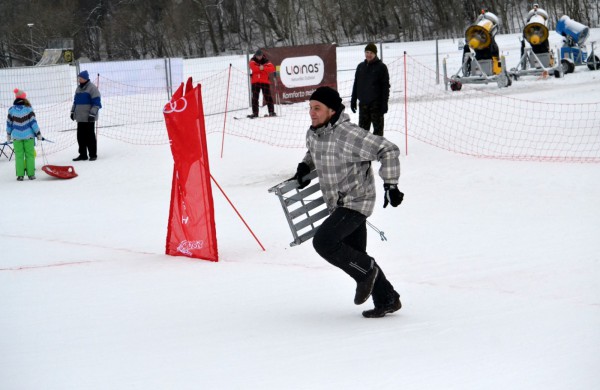 Antroji sniego diena Jonavoje palydėta čiuožynių, rogučių ir šeimų estafečių varžybomis