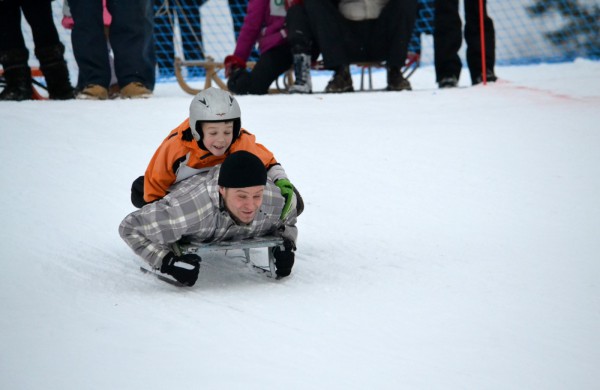 Antroji sniego diena Jonavoje palydėta čiuožynių, rogučių ir šeimų estafečių varžybomis