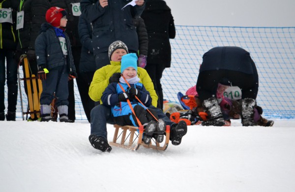 Antroji sniego diena Jonavoje palydėta čiuožynių, rogučių ir šeimų estafečių varžybomis
