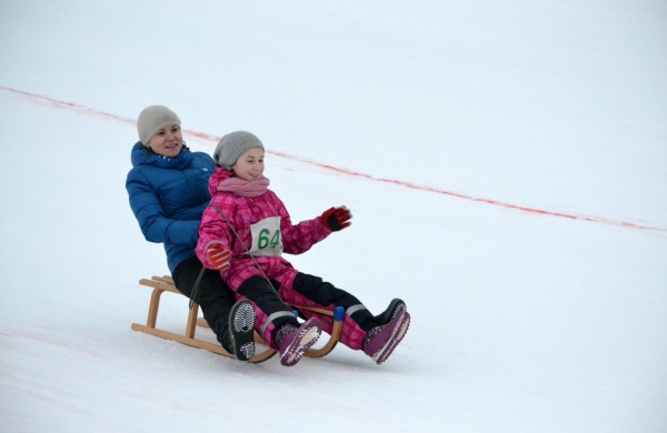 Antroji sniego diena Jonavoje palydėta čiuožynių, rogučių ir šeimų estafečių varžybomis