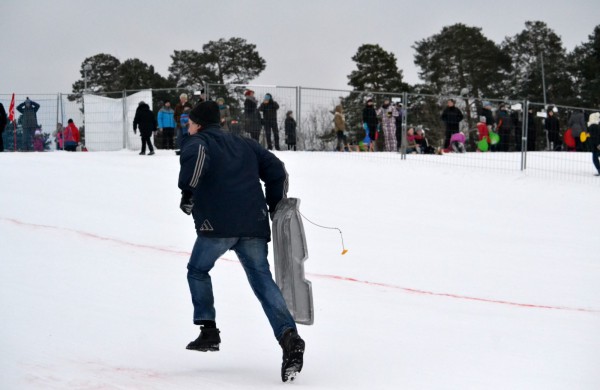 Antroji sniego diena Jonavoje palydėta čiuožynių, rogučių ir šeimų estafečių varžybomis