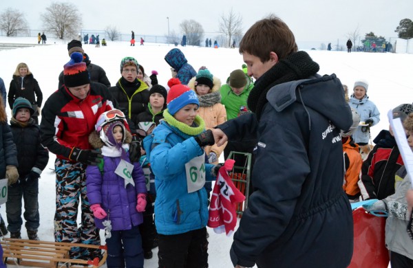 Antroji sniego diena Jonavoje palydėta čiuožynių, rogučių ir šeimų estafečių varžybomis